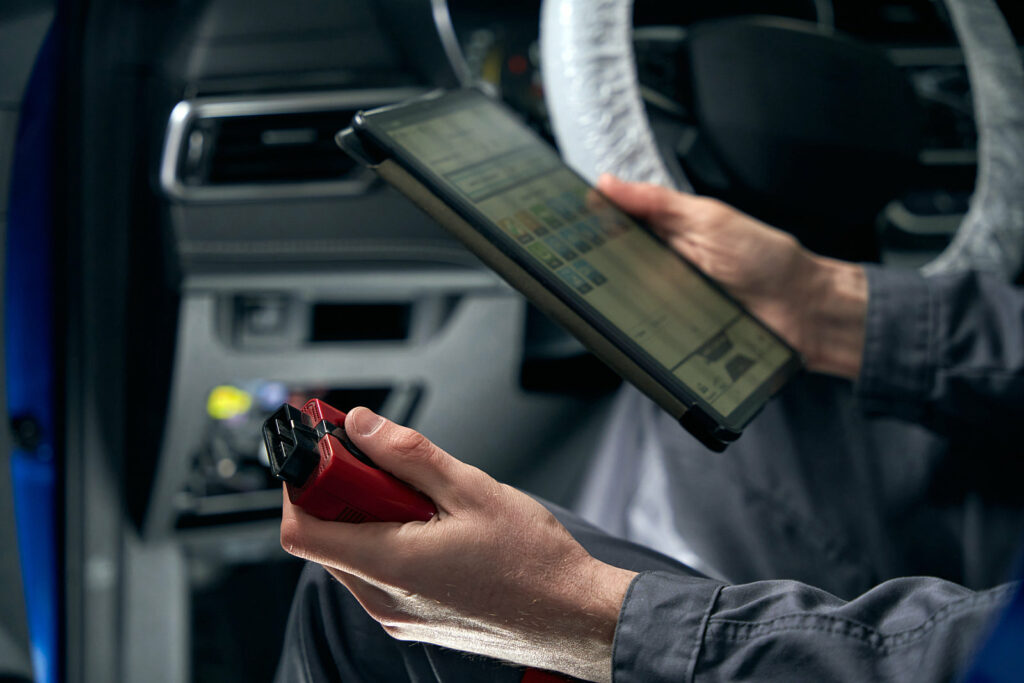 Risico's van cybercriminaliteit bij elektrische auto’s en laadpalen-obd scanner