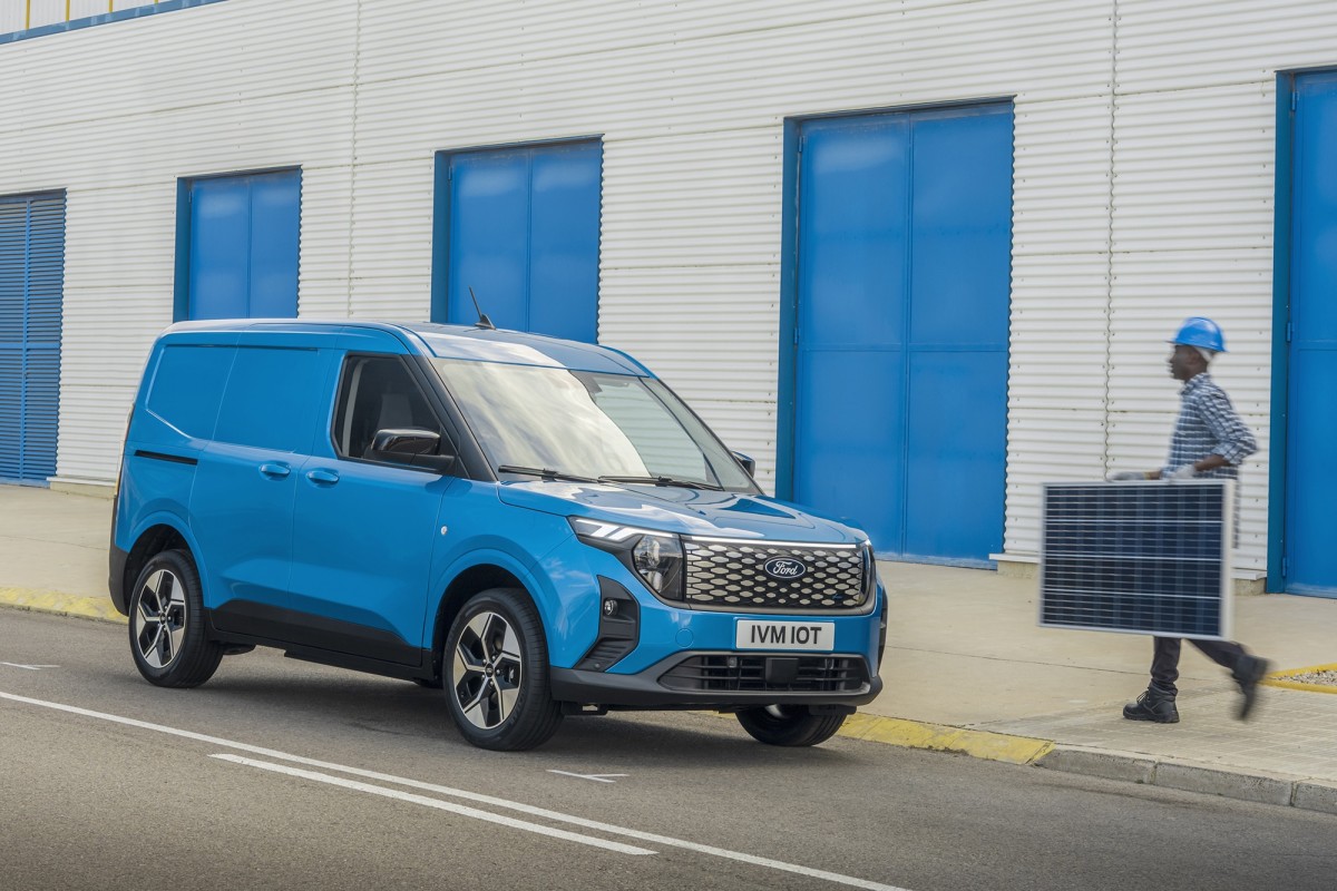 Ford E-Transit Courier lader