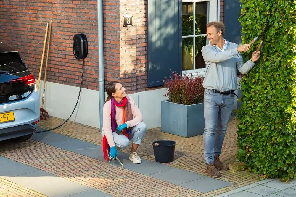 Duidelijke-laadpaal-met-ledindicator