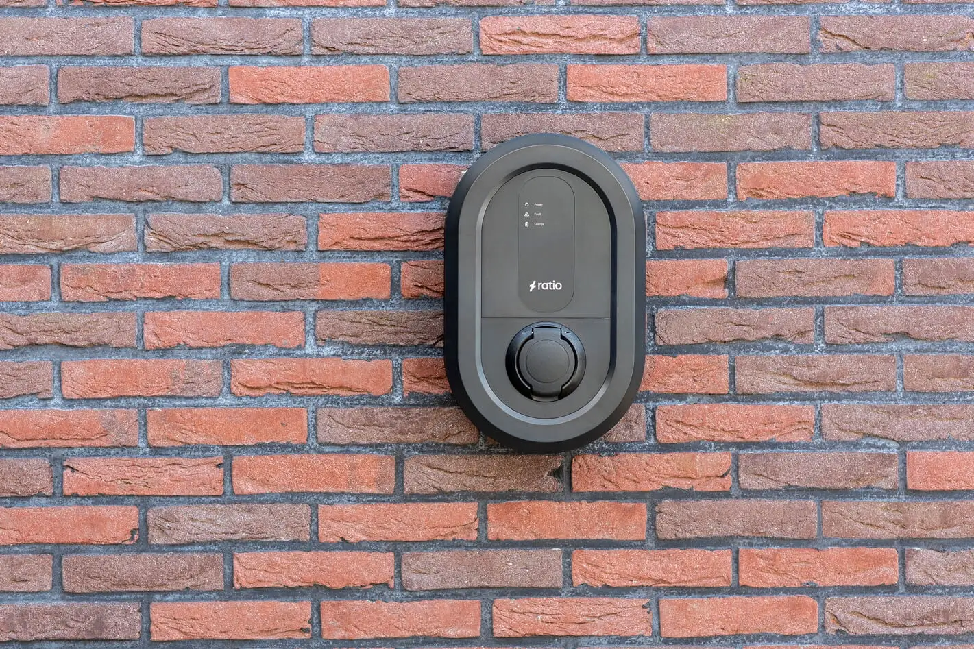 Laadpaal-Ratio-Solar-met-socket