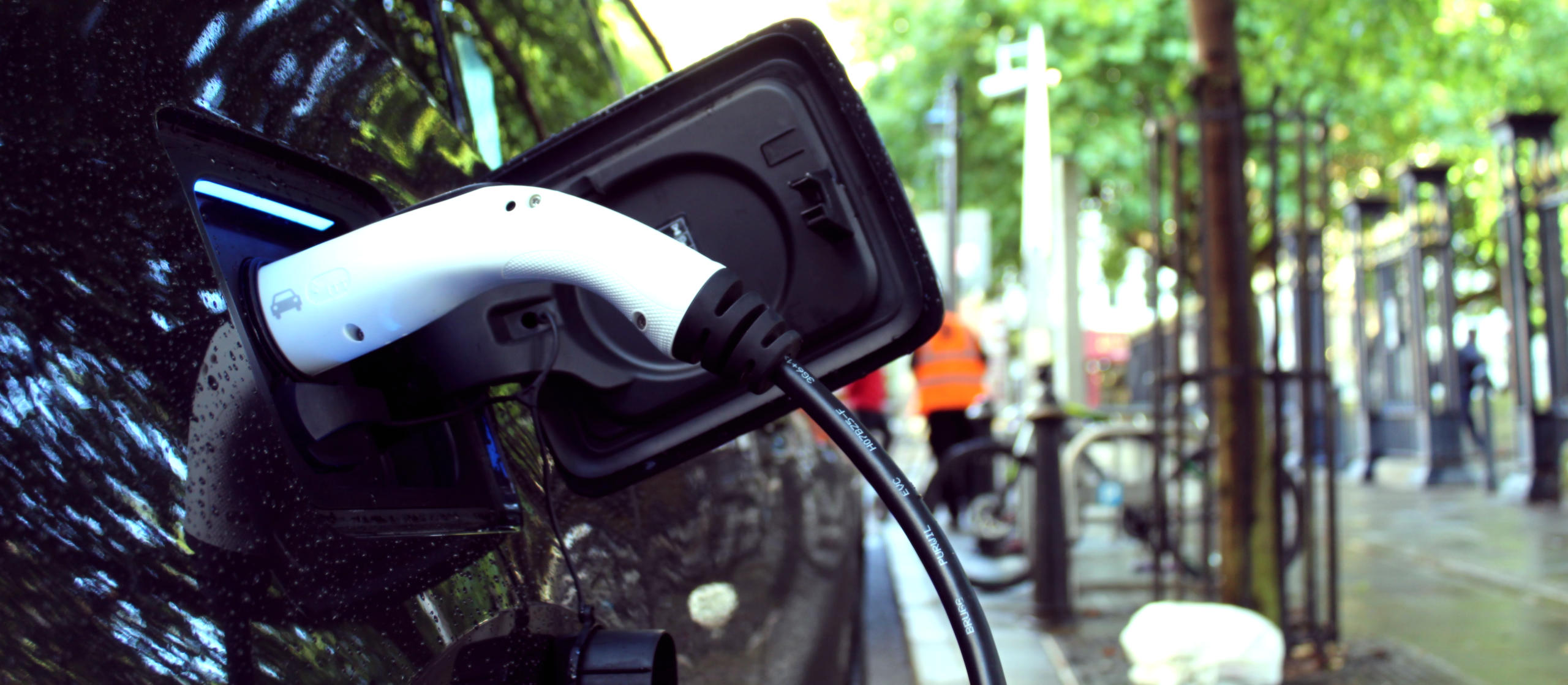 Autofabrikanten vinden dat groei openbare laadinfrastructuur achterblijft