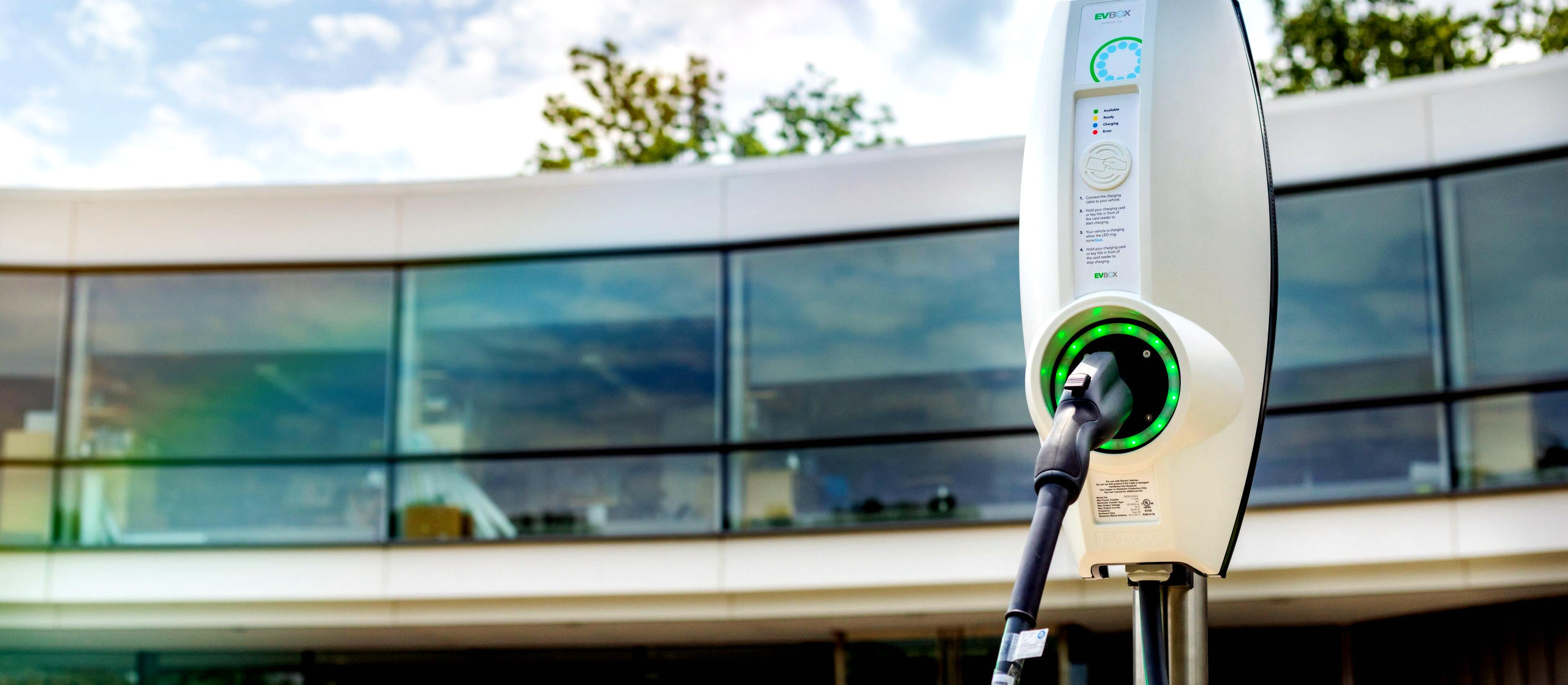Bestuurders elektrische auto’s willen meer laadpunten op het werk