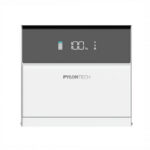 Thumbnail of  Display van de Pylontech Force H3X thuisbatterij met een batterijstatus van 100 procent op een wit paneel.