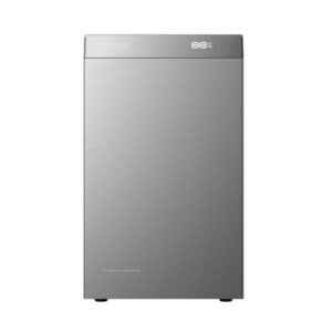 Vooraanzicht van de grijze EcoFlow STREAM AC 5000 thuisbatterij met digitaal display tegen een witte achtergrond.