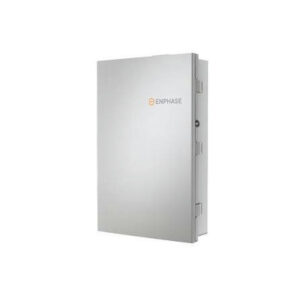 Grijze wandmontagekast van de Enphase IQ System Controller met oranje Enphase-logo op een witte achtergrond.
