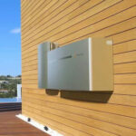 Thumbnail of  Zilverkleurige Enphase IQ System Controller gemonteerd aan een houten buitenmuur.