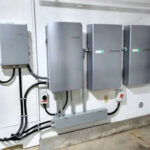 Thumbnail of  Een wandmontage van het Enphase energieopslagsysteem inclusief de IQ System Controller en batterijmodules.