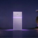 Thumbnail of  De witte, modulaire FoxESS Power Q All-in-one thuisbatterij met paarse verlichting in een moderne buitenomgeving.