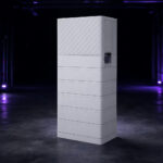 Thumbnail of  Witte modulaire FoxESS Power Q All-in-one thuisbatterij opgesteld in een donkere industriële ruimte.