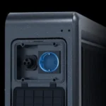 Thumbnail of  Detailopname van de aansluitingen op de Marstek Venus-E thuisbatterij, inclusief een stopcontact en voedingsingang.
