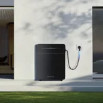 Thumbnail of  Zwarte Marstek Venus-E 5.12kWh V3.0 thuisbatterij via een stekker aangesloten op een buitenmuur.
