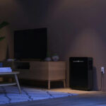Thumbnail of  De zwarte Marstek Venus-E 5.12kWh V3.0 thuisbatterij geplaatst in een woonkamer naast een houten tv-meubel.