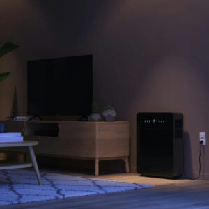 De zwarte Marstek Venus-E 5.12kWh V3.0 thuisbatterij geplaatst in een woonkamer naast een houten tv-meubel.