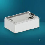Thumbnail of  Witte rechthoekige Pylontech Force H3 batterij eenheid met rvs bovenkant en handvatten tegen een blauwe achtergrond.