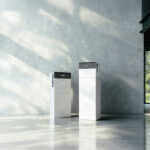 Thumbnail of  Twee witte Pylontech Force H3 thuisbatterij-systemen in een moderne, minimalistische ruimte met veel lichtinval.