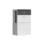 Thumbnail of  Witte Pylontech Force H3 BMS regelmodule bovenop twee gestapelde Force H3 batterij eenheden met digitaal display.