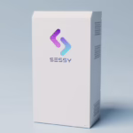 Thumbnail of  Vooraanzicht van een witte rechthoekige Sessy thuisbatterij met logo tegen een lichtblauwe achtergrond.