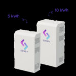 Thumbnail of  Twee witte Sessy thuisbatterijen van 5 kWh en 10 kWh naast elkaar op een zwarte achtergrond.