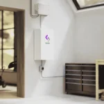 Thumbnail of  Witte Sessy thuisbatterij van 5 kWh gemonteerd aan een witte muur in een bijkeuken naast een gereedschapskast.