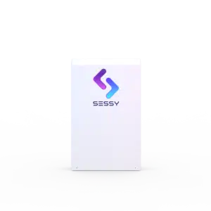 Vooraanzicht van een witte Sessy thuisbatterij met logo tegen een zwarte achtergrond.