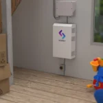 Thumbnail of  De witte Sessy thuisbatterij van 5 kWh gemonteerd aan een binnenmuur in een woning.