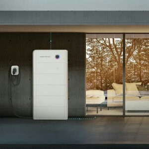 Witte Sigen Energy Controller 10.0 kW in een moderne interieuromgeving naast een glazen pui.