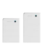 Thumbnail of  Zes witte Sigenergy Sigenstor thuisbatterijen in verschillende formaten met LED-indicator op een zwarte achtergrond.